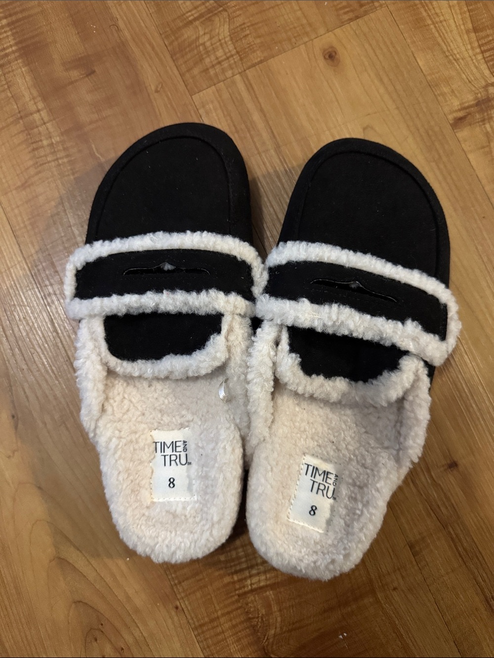 Time and Tru women’s Black and Cream Sherpa Slip-On Slippers(2)